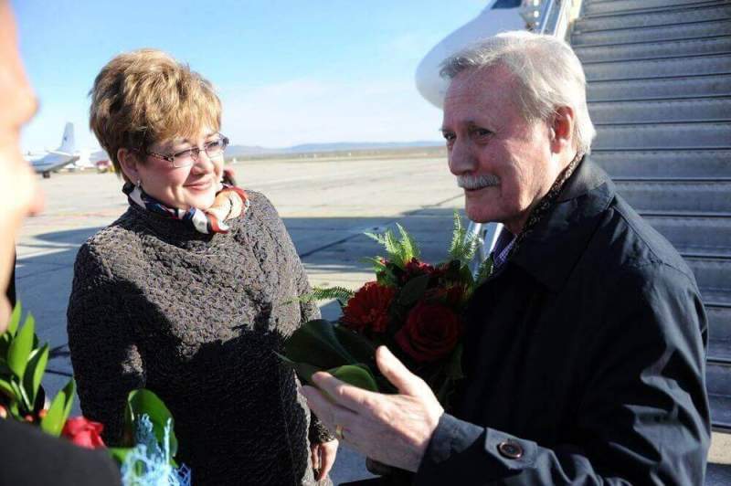Глава Забайкалья Наталья Жданова встретила Юрия Соломина у трапа самолета с букетом цветов